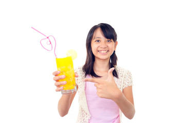 ジュースを持ち微笑む女の子