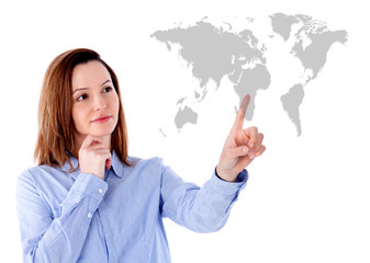 Junge Frau tippt auf Weltkarte