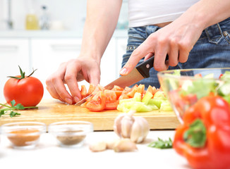 Obraz na płótnie Canvas Warzywa Hands gotowanie sałatka