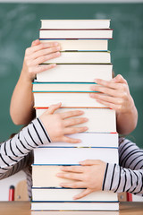 kinder halten einen stapel schulbücher fest