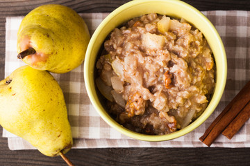 Oatmeal with pears slices
