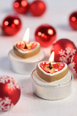 Brennende Teelichter in Herzform