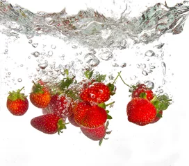 Abwaschbare Fototapete Spritzendes Wasser Erdbeeren fallen ins Wasser