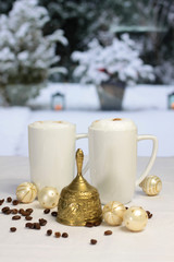 Obraz na płótnie Canvas Goldene Weihnachtsglocke und Kaffeetassen