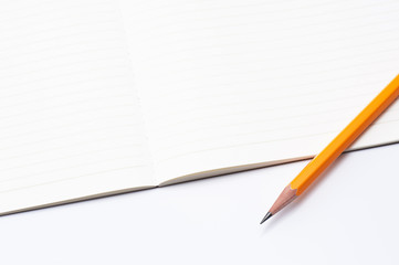 開いた白紙のノートと鉛筆のアップ