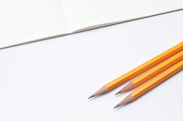 開いた白紙のノートと複数の鉛筆