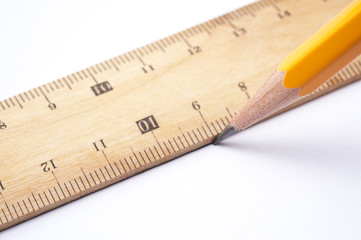 定規で線を引く鉛筆のクローズアップ