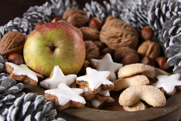 apfel, nüsse und weihnachtsgebäck