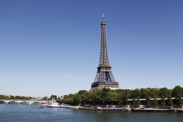 Bord de la Seine et la tour Eiffel à Paris