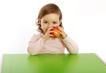 Ein Kind hält einen Apfel in der Hand