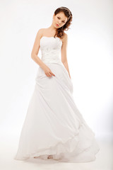 Obraz na płótnie Canvas Beautiful bride in luxurious white wedding long dress posing