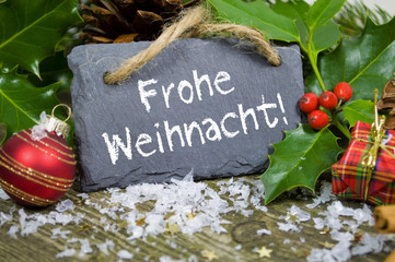 Schiefertafel mit Weihnachtsdekoration