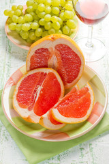 Fototapeta na wymiar Grapefruit and grapes