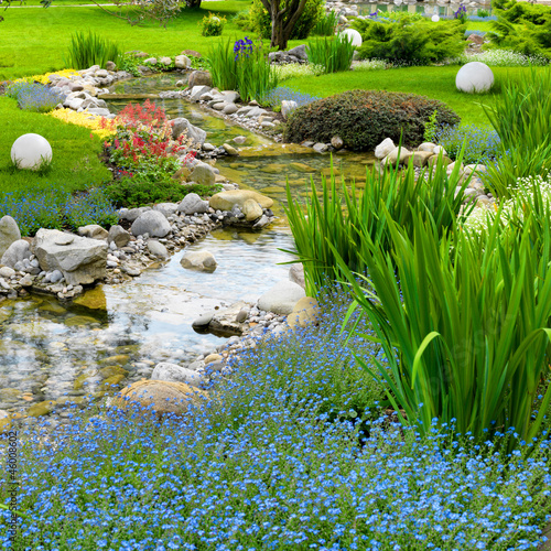 пруд камни ручей трава цветы бесплатно