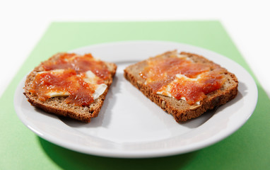 Geschmiertes Brot mit Quittenmarmelade