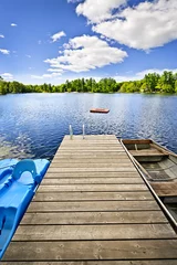 Foto auf Leinwand Docken Sie am See im Sommerhausland an © Elenathewise