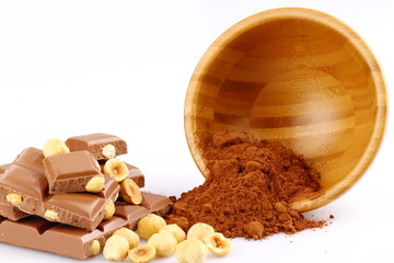 Cacao in polvere e quadretti di cioccolato al latte