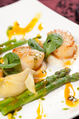 Baked scallops with asparagus