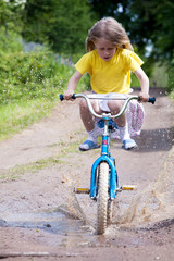 Fototapeta na wymiar mała dziewczynka na rowerze