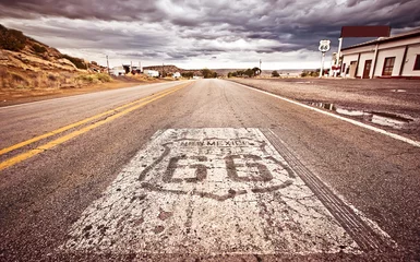 Rolgordijnen Een oud Route 66-schild geschilderd op de weg © Andrew Bayda