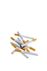 tas de cigarettes sur fond blanc