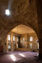 Fototapeta na wymiar Modląc się w starym meczecie w Sydonie, Liban