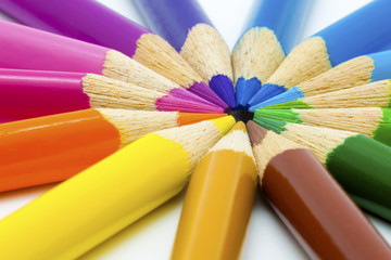 Color pencils in arrange in rainbow-like color - 46025464