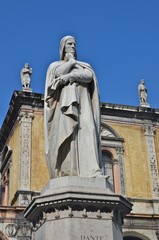 Obraz premium verona - statua di dante - piazza dei signori