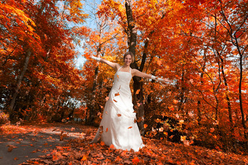 braut mit fliegendem laub 4