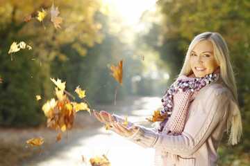 Hübsche blonde Frau im bunten Herbst