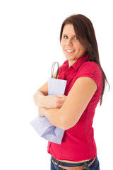 Das junge M&auml;dchen h&auml;lt eine T&uuml;te vor ihre Brust und freut sic