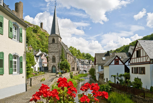 Monreal in der Eifel mit L&ouml;wenburg