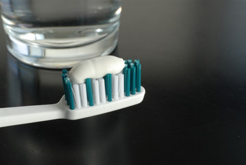 Fototapeta na wymiar Zahnbürste, Zahnpasta, Zahnreinigung, Zahnpflege, Zähneputzen