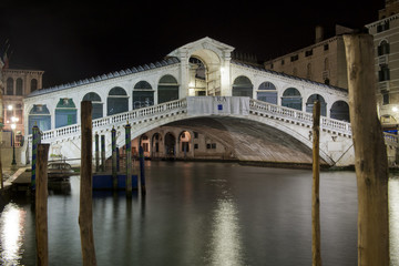 Fototapeta na wymiar Most Rialto w nocy