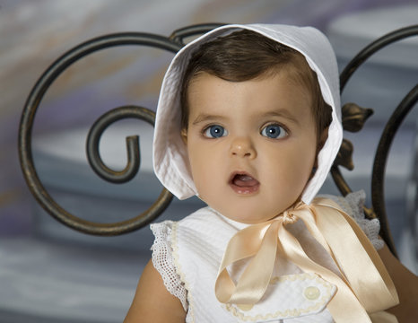 beb&eacute; con gorrito