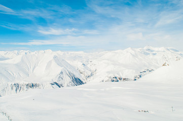 Fototapeta na wymiar Góry śniegu na słoneczny dzień zimy