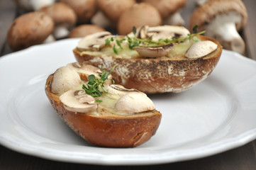 Überbackenes Brot mit Pilzen