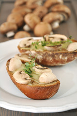 Überbackenes Brot mit Pilzen