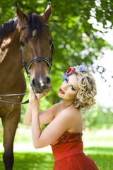 Obraz premium Woman with bright makeup on the horse outdoors