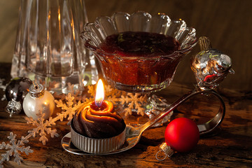 Fototapeta na wymiar Mousse au Chocolate Dessert auf weihnachtlich gedecktem Tisch