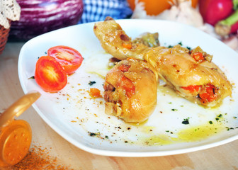 Cosci di pollo con verdure e curry, rosolati in padella
