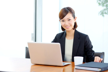 ノートパソコンを使う女性