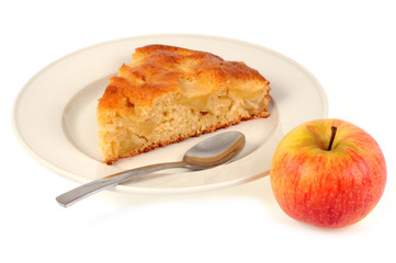 Part de gâteau aux pommes dans l'assiette