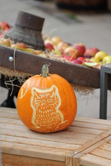 Kürbis mit Schnitzerei vor einem Wagenrad