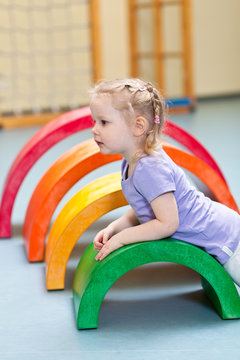 Kind in Turnhalle