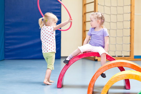 Kinder in Turnhalle