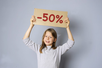 Mädchen hält Schild mit Typo -50%
