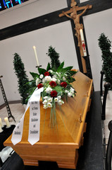 Eine Sargaufbahrung in der Kirche