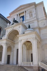 Fototapeta na wymiar kościół w Bergamo