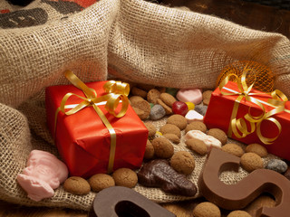 Fototapeta na wymiar Saint Nicholas worek z darami i cukierki